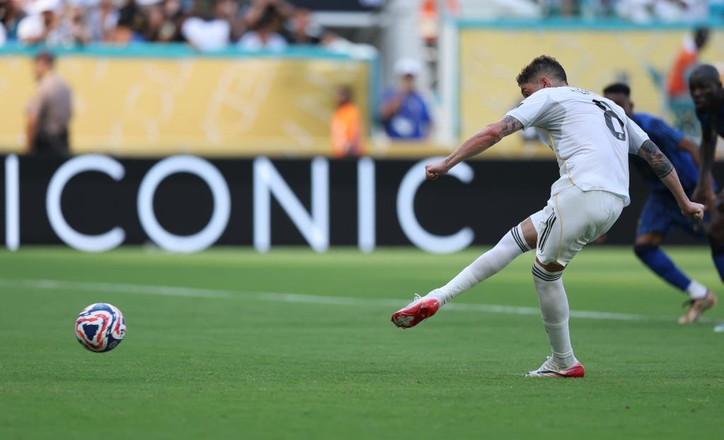 枯坐90分钟 33岁萨拉赫暗示离队 炮轰斯洛特：背信弃义一脚踹开我